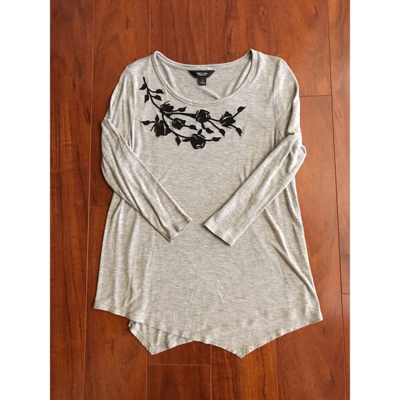 Simply Vera Vera Wang Tops - *HP* Simply Vera 3/4 Sleeve Gray Top w/ Lace-SizeS